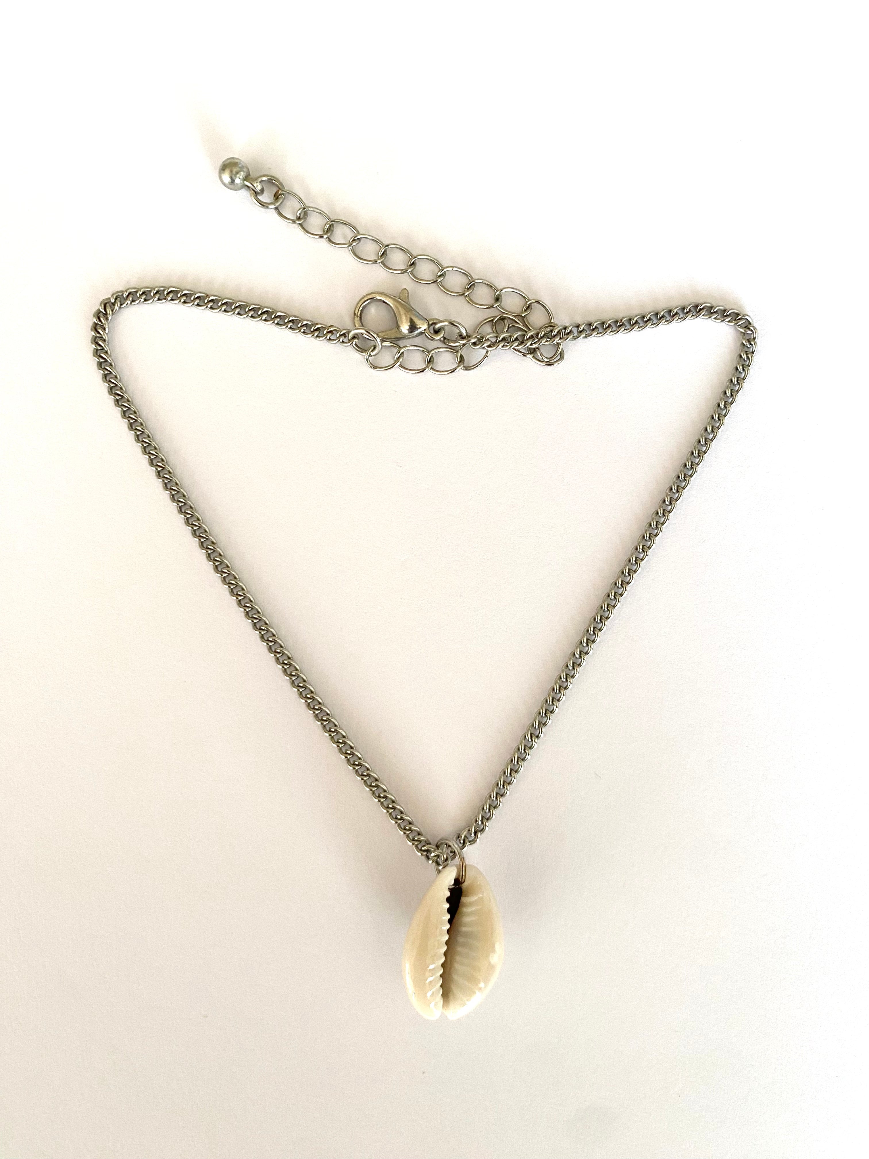 Chaîne argentée pendentif cauri