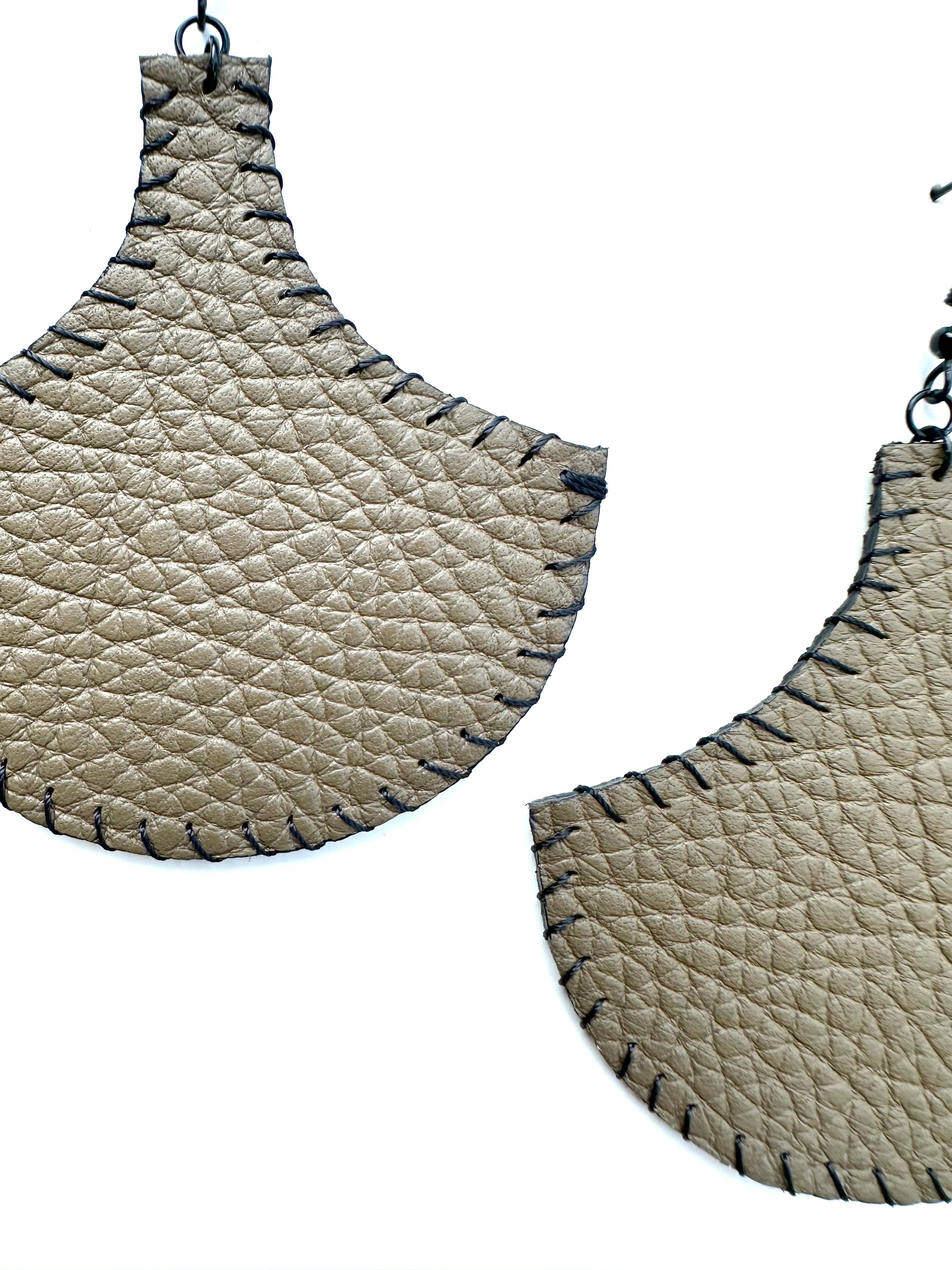 Boucles d’oreilles en cuir grainé ORIGINE