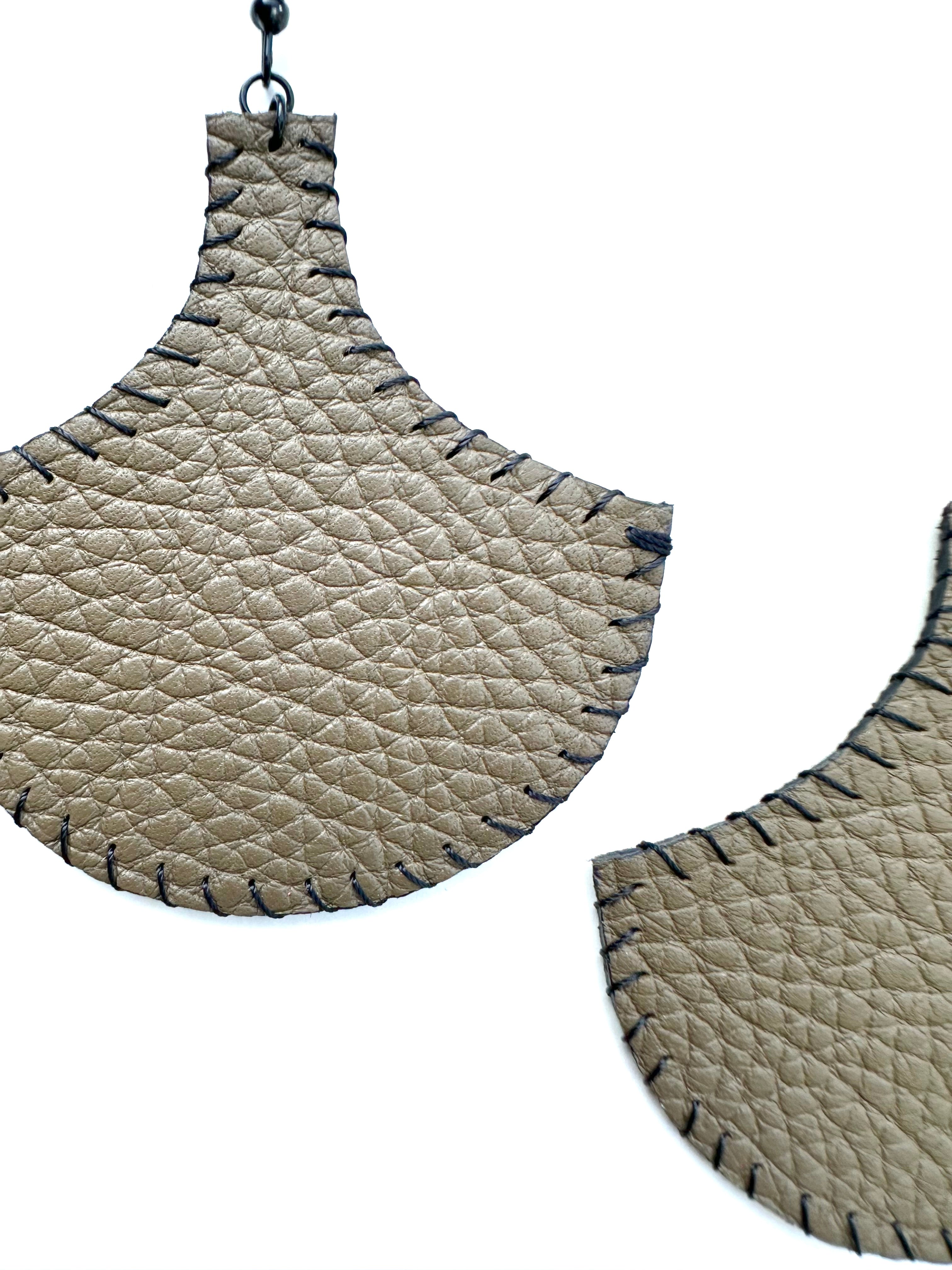 Boucles d’oreilles en cuir grainé ORIGINE