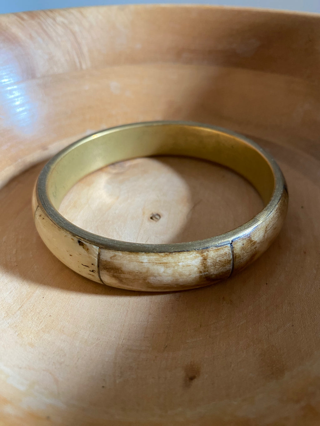 Bracelet en laiton et corne incrustée